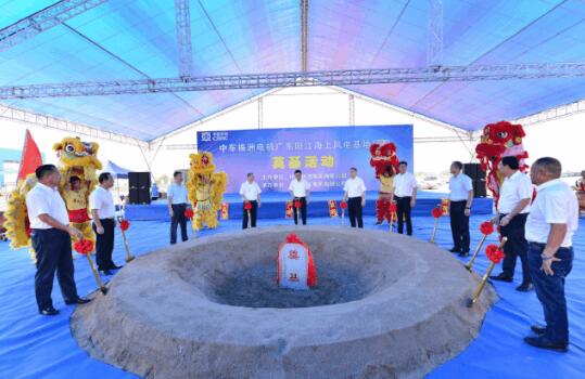▲領(lǐng)導(dǎo)嘉賓為奠基石培土 ▲領(lǐng)導(dǎo)嘉賓為奠基石培土