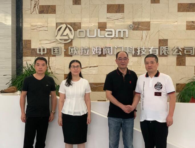 梅銀富一行在公司走訪。 梅銀富一行在公司走訪。