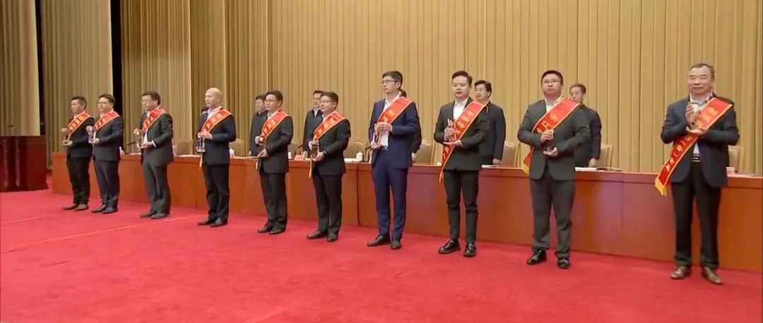 泰福泵業(yè)高管 吳培祥 上臺領獎(上圖右2) 泰福泵業(yè)高管 吳培祥 上臺領獎(上圖右2)