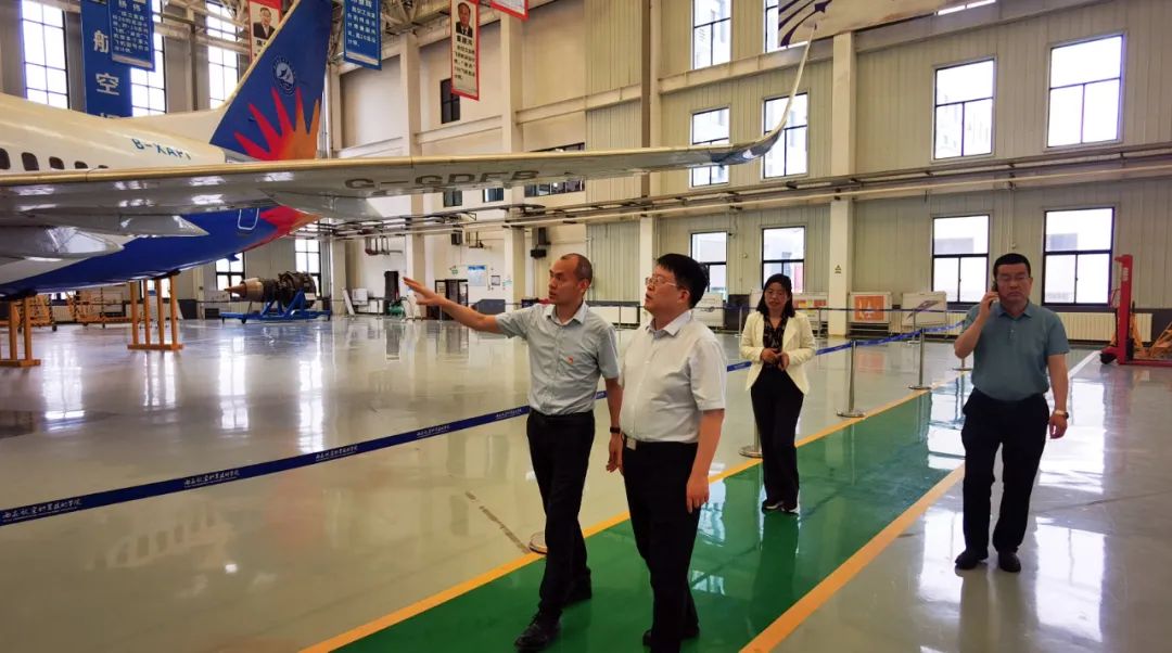寶雞機(jī)床集團(tuán)黨委書記、董事長李清耀到西安航空職業(yè)技術(shù)學(xué)院調(diào)研交流 寶雞機(jī)床集團(tuán)黨委書記、董事長李清耀到西安航空職業(yè)技術(shù)學(xué)院調(diào)研交流