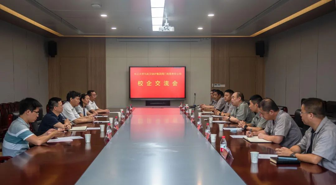 長江大學與武鍋閥門公司研究生實踐基地暨畢業(yè)生就業(yè)基地揭牌儀式成功舉行 長江大學與武鍋閥門公司研究生實踐基地暨畢業(yè)生就業(yè)基地揭牌儀式成功舉行