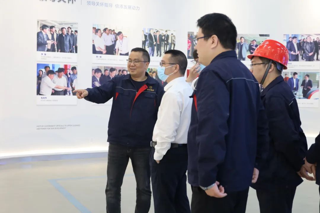 參觀科技展廳(1) 參觀科技展廳(1)