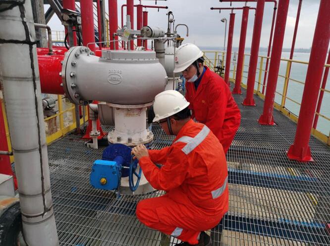 技術人員進行泄壓閥安裝調試 技術人員進行泄壓閥安裝調試