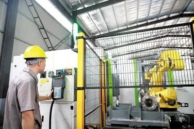 邢臺華電數(shù)控設(shè)備制造有限公司的員工正在調(diào)試數(shù)控設(shè)備 邢臺華電數(shù)控設(shè)備制造有限公司的員工正在調(diào)試數(shù)控設(shè)備