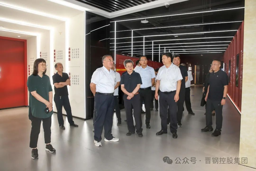 ▲張韜部長一行調研智慧黨建展廳 ▲張韜部長一行調研智慧黨建展廳