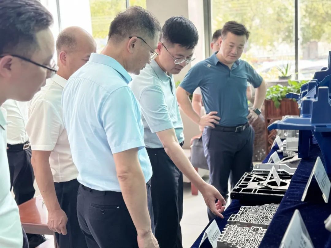 福建泉州南安市市長王連贊一行蒞臨天正模具參觀考察 福建泉州南安市市長王連贊一行蒞臨天正模具參觀考察