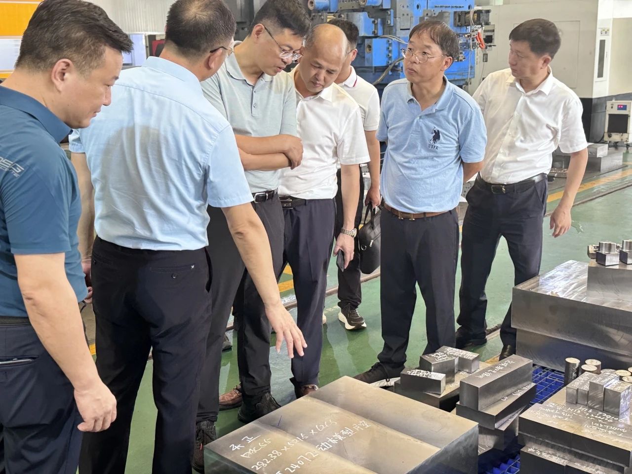 福建泉州南安市市長王連贊一行蒞臨天正模具參觀考察 福建泉州南安市市長王連贊一行蒞臨天正模具參觀考察