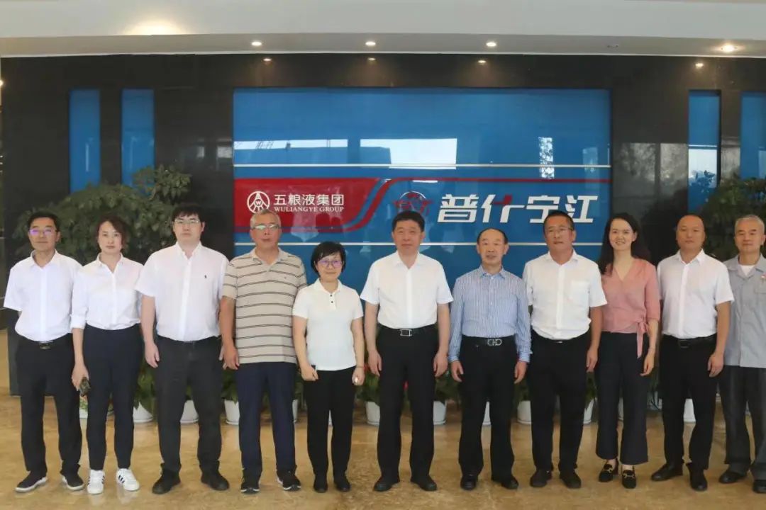 東華大學(xué)校長(zhǎng)俞建勇一行到訪普什寧江機(jī)床公司 東華大學(xué)校長(zhǎng)俞建勇一行到訪普什寧江機(jī)床公司