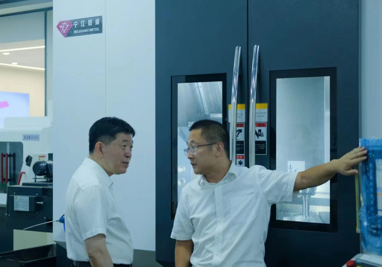 東華大學(xué)校長(zhǎng)俞建勇一行到訪普什寧江機(jī)床公司 東華大學(xué)校長(zhǎng)俞建勇一行到訪普什寧江機(jī)床公司