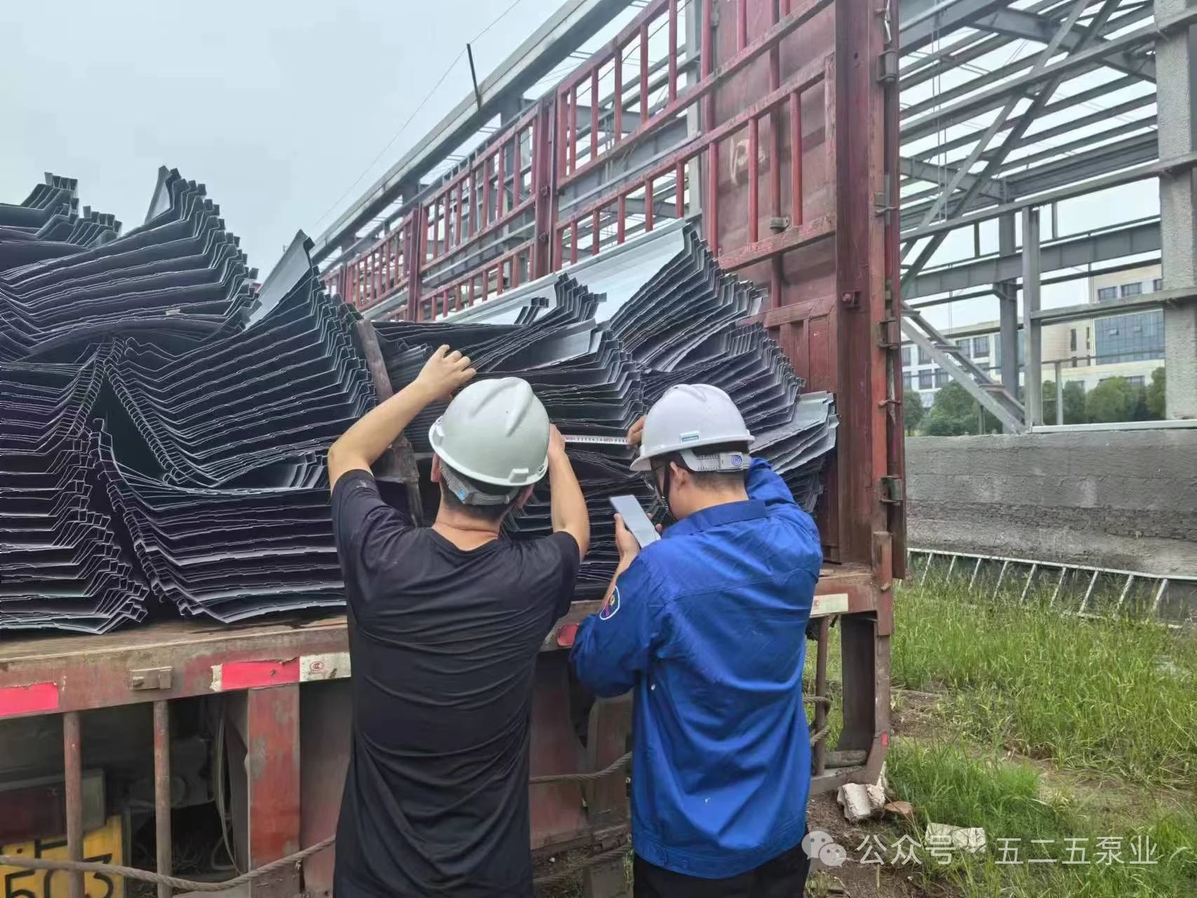 圖為:突擊隊(duì)成員對(duì)模型庫(kù)房施工質(zhì)量驗(yàn)收 圖為:突擊隊(duì)成員對(duì)模型庫(kù)房施工質(zhì)量驗(yàn)收