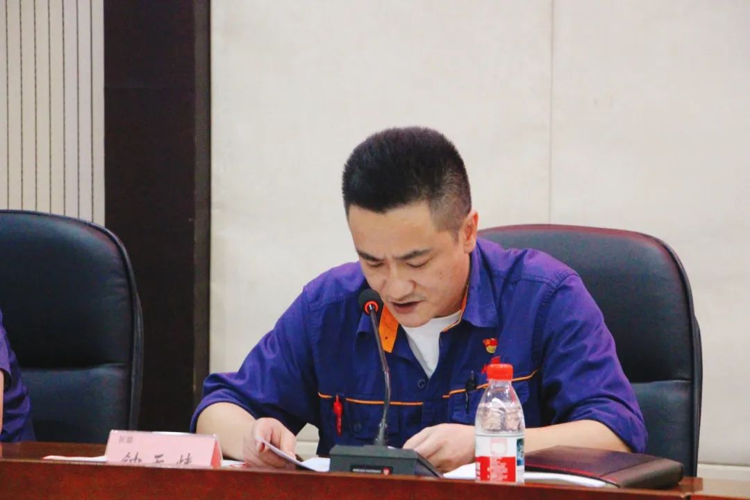 公司紀(jì)委書(shū)記鐘天煒宣讀表彰決定。 公司紀(jì)委書(shū)記鐘天煒宣讀表彰決定。